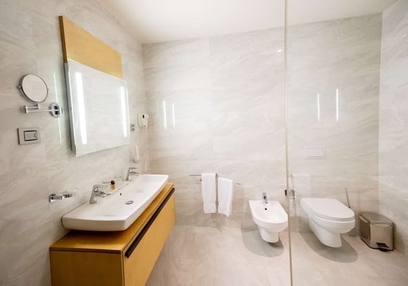 Deluxe Twin Room Bathroom