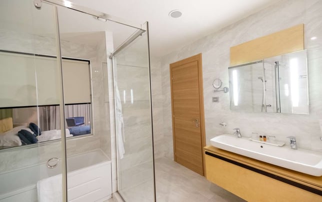 Deluxe Twin Room Bathroom