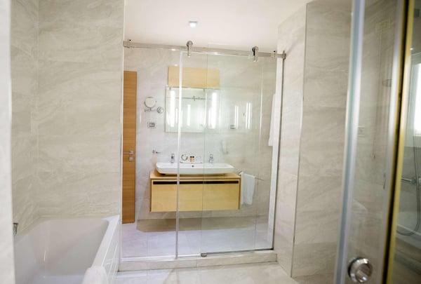 Deluxe Triple Room Bathroom