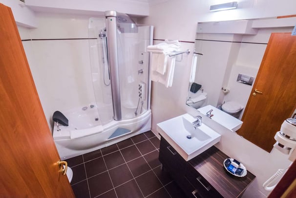 Family Suite Bathroom