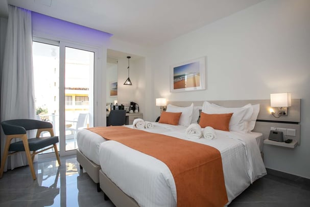 Guest Room with 2 Single Beds