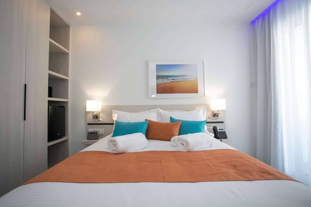 Guest Room with 1 Queen Bed