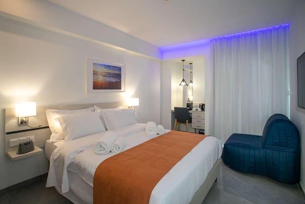 Guest Room with 2 Single Beds & Sofabed