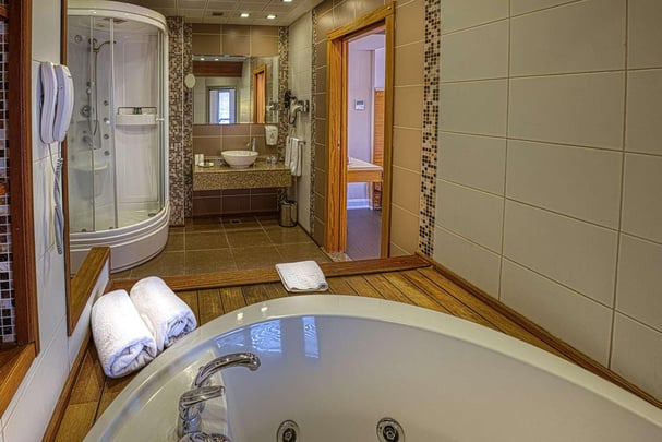 Guest Bathroom Suite