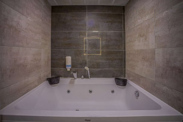 Suite bath - jacuzzi