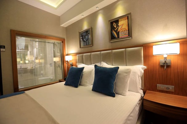 Queen Bed Guest Room