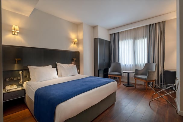 Double room with walk-in shower