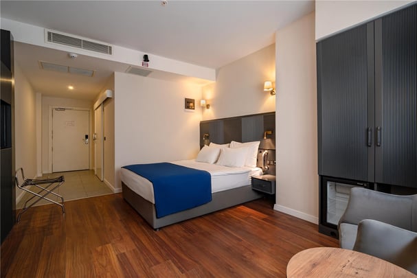 Double room with walk-in shower