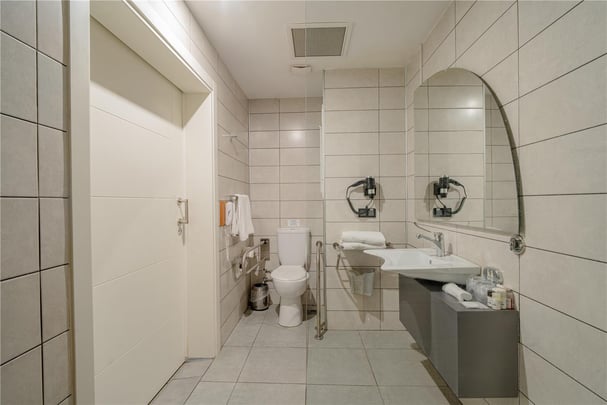 Double room with walk-in shower