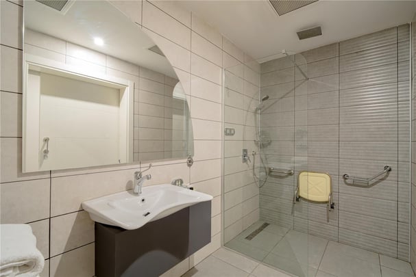 Double room with walk-in shower