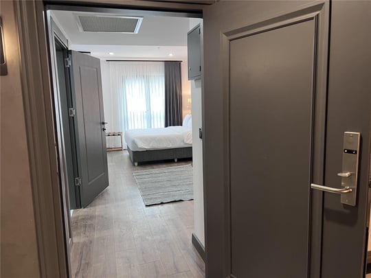 Entrance accessible Suite 1 King Bed