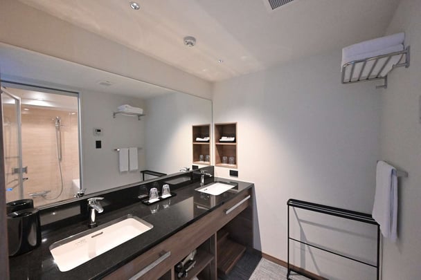 Premier Twin Annexe Bath