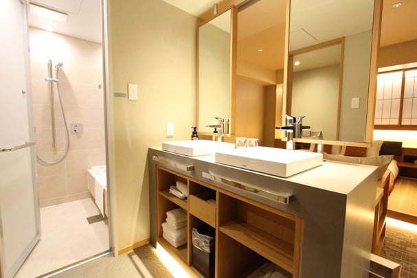 Deluxe Room Bathroom