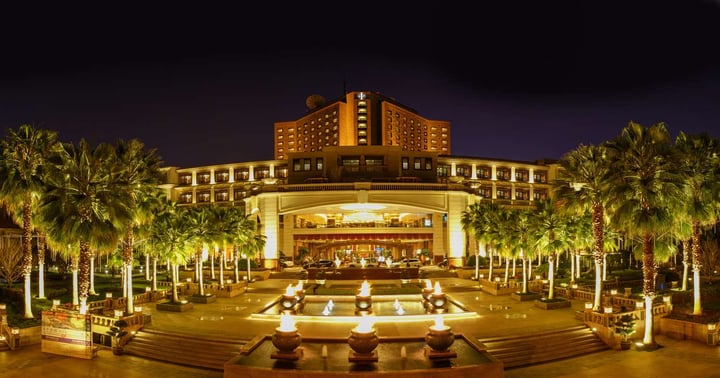 Kunming Green Lake Hotel Exterior at Night