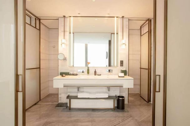 Executive Suite Bathroom