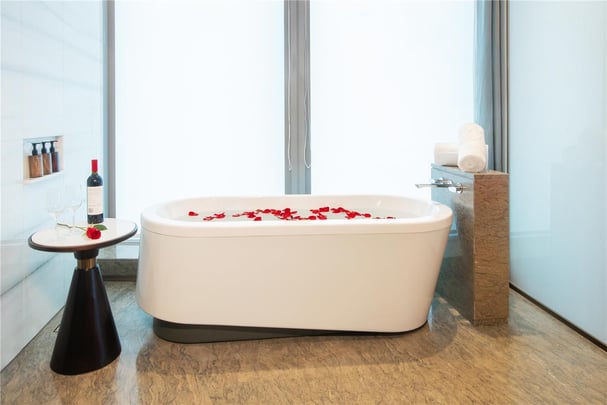Beauty Guest Room Deep soaking bathtub