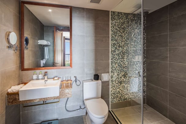 Executive Suite Bathroom