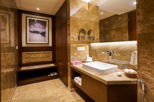 Suite Bathroom