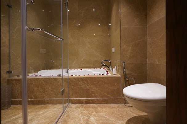 Executive Suite Bathtub