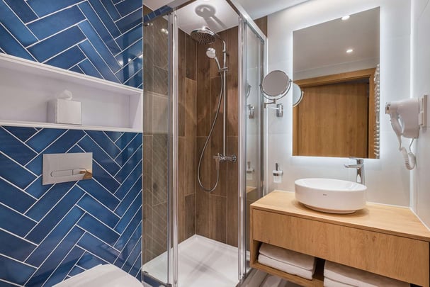 Premium king with sofa - bathroom