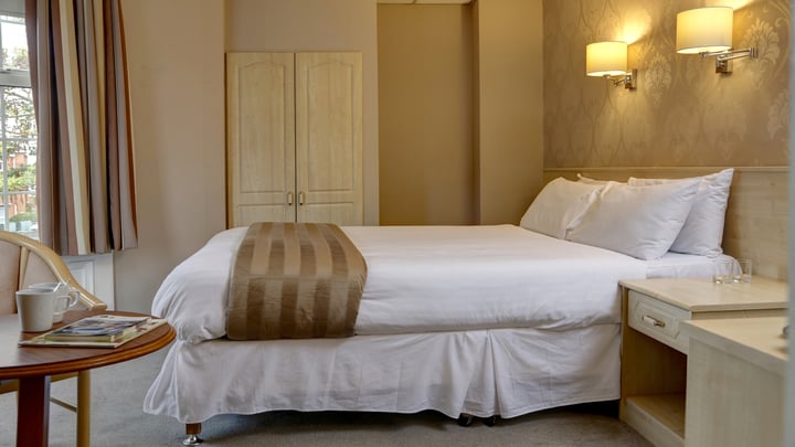 new-kent-hotel-bedrooms-29-83326.jpg