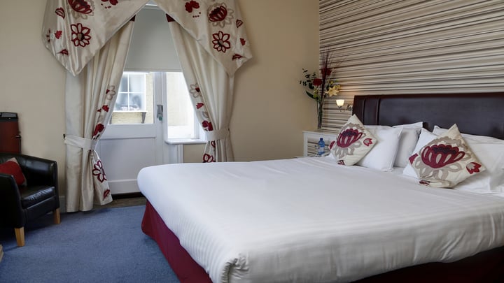 new-holmwood-hotel-bedrooms-21-83365.jpg