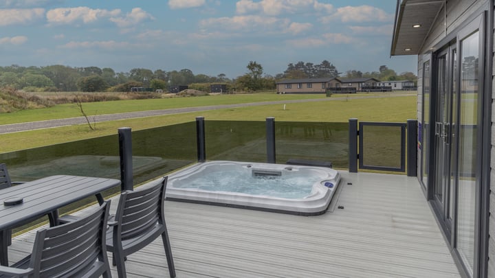 Brackenborough-lakes-grounds-and-hotel-01-84413 (1).jpg