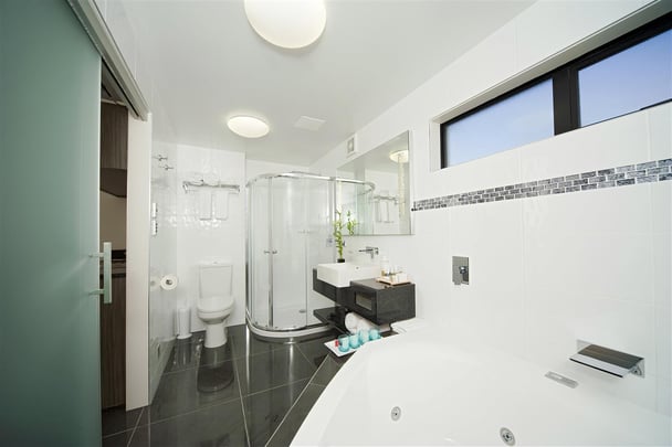 Premium Suite Spa Bathroom