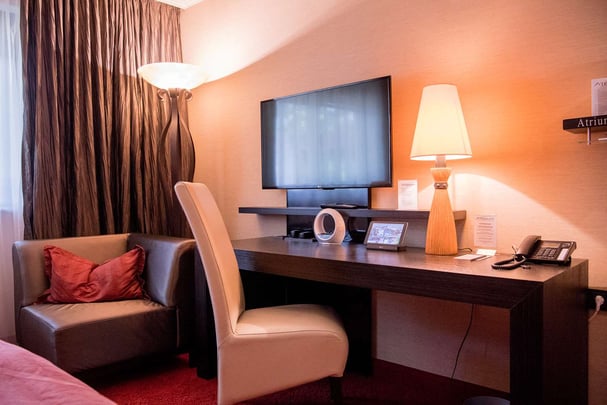 Superior Room Desk at Atrium Hotel Mainz