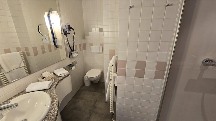 suite bathroom