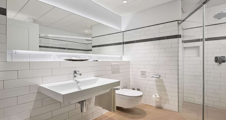 Queen and Twin standard and superior bathroom