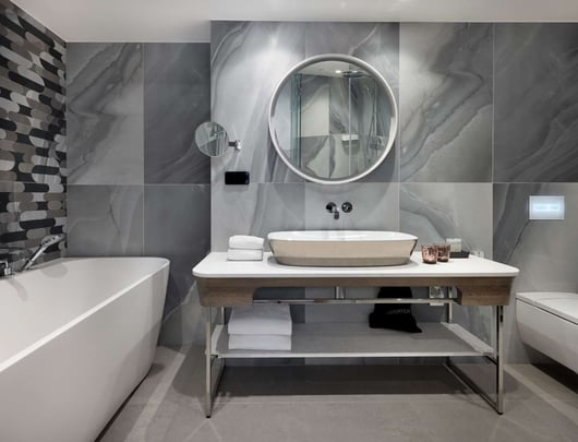 Executive Suite bathroom