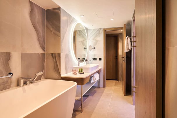 Suite bathroom