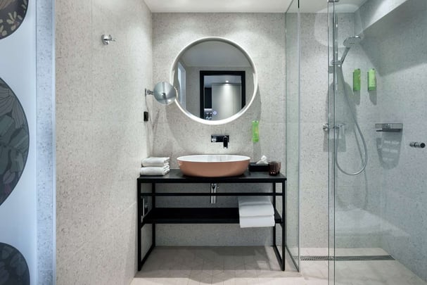 Standard bathroom with shower