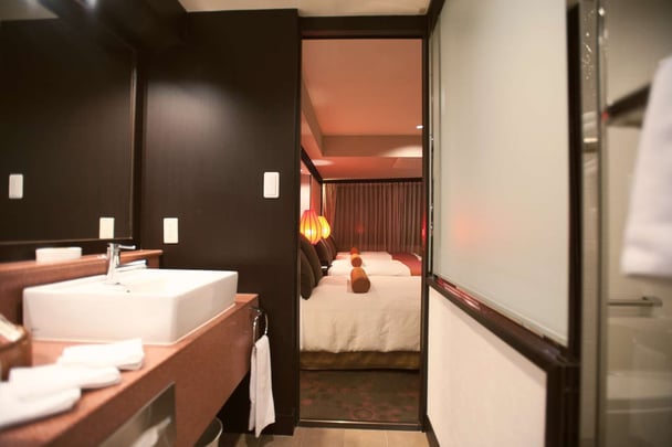 Dynasty Suite Bathroom