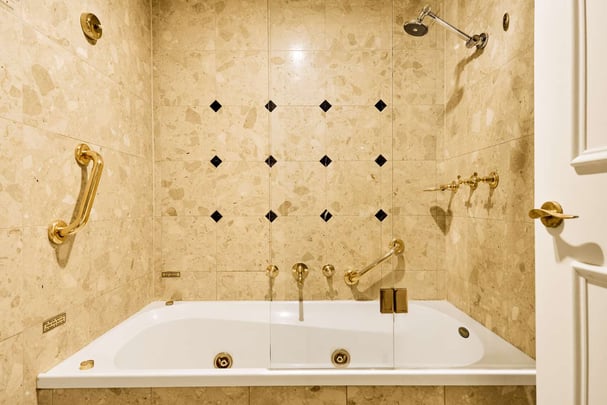 Guest Bathroom Bath-Spa  - Stamford Plaza Melbourne