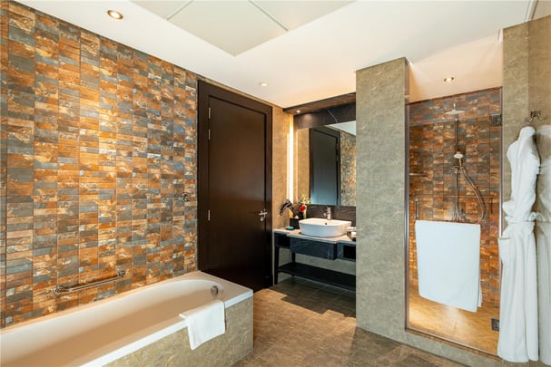 Deluxe Room Bathroom