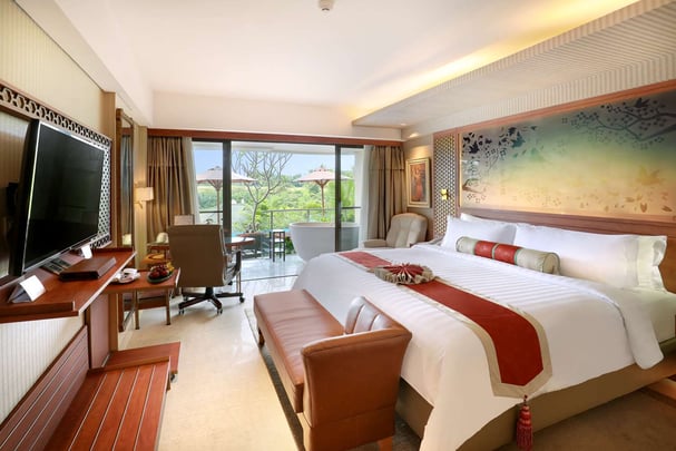 Deluxe Premium King with Pool Access