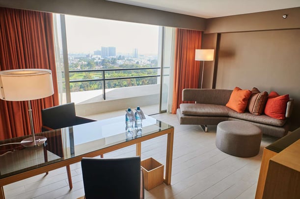 Junior Suite Matrimonial - Desk and Seating Area