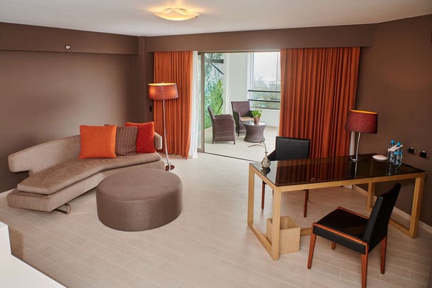 Suite Deluxe Matrimonial with Terrace - Desk and Seating