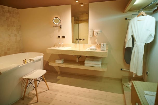 Suite Deluxe Matrimonial with Terrace - Bathroom