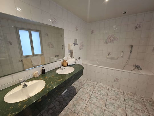 Suite bath