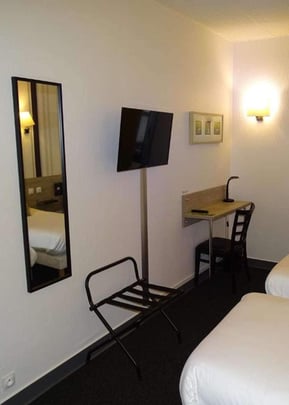 Guest room twin