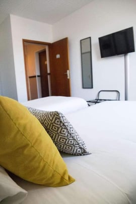 Guest room twin