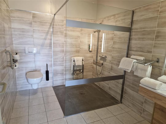 Suite bath (accessible)