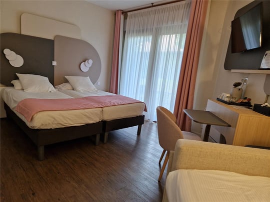 Suite bath (accessible)