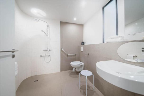 Accessible guest room bath