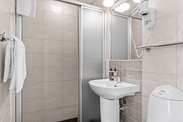 Single Bathroom BW Plus Edward Hotel