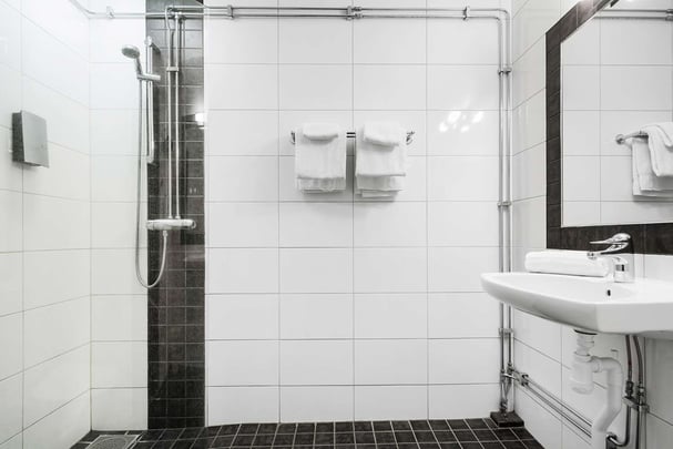 Family Bathroom BW Nya Star Hotel