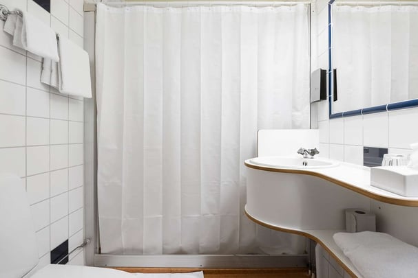 Standard Twin King Bathroom BW Nya Star Hotel